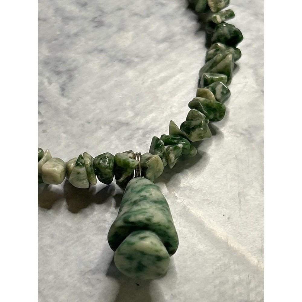 Vintage Green Stone Chip Necklace with Tree Pendant - Picture 7 of 7
